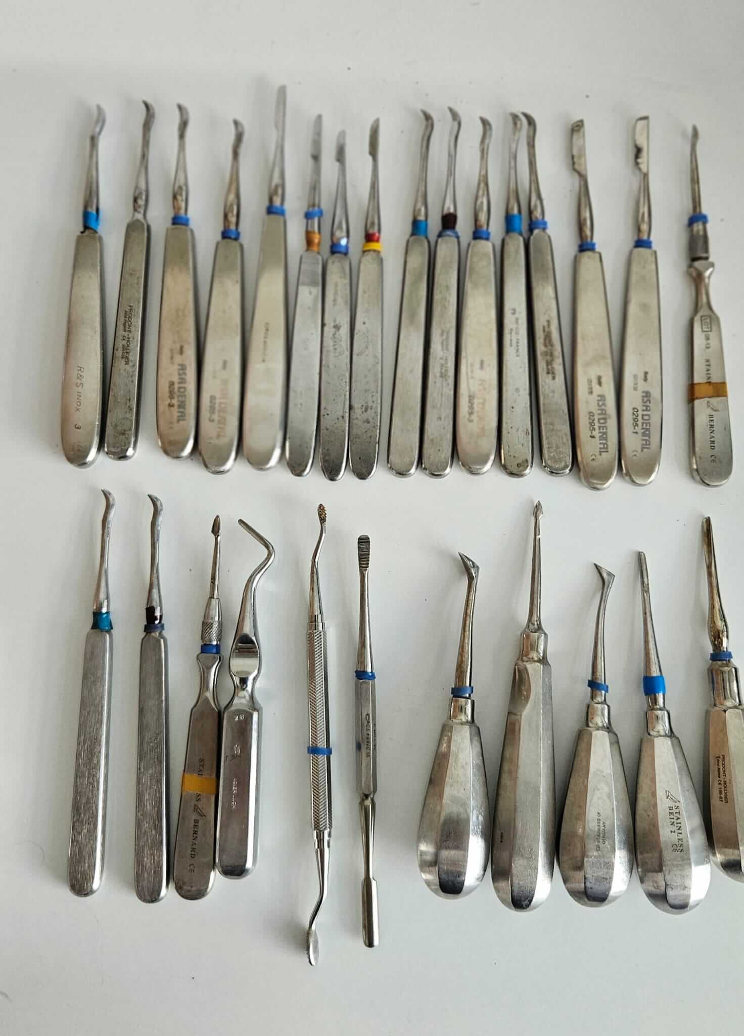 Lot de 27 instruments pour chirurgie et soins dentaires