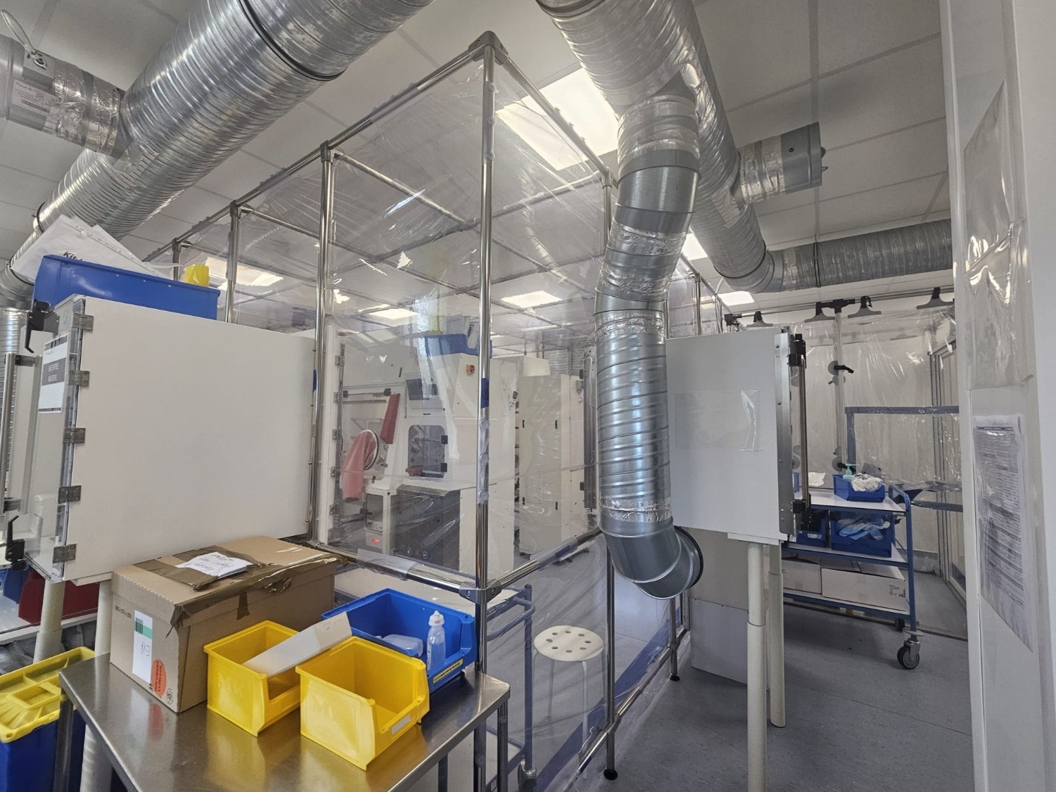 Stériroom Eurobioconcept – Salle propre modulaire ISO 8 – 4 postes de travail / 2 isolateurs – Image 4