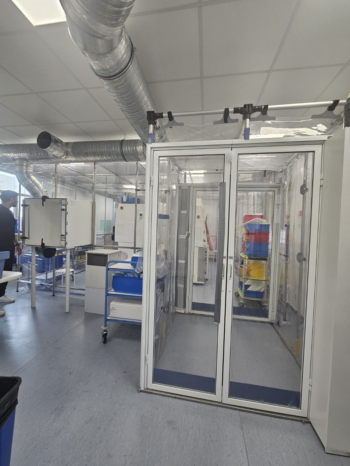 Stériroom Eurobioconcept – Salle propre modulaire ISO 8 – 4 postes de travail / 2 isolateurs – Image 3