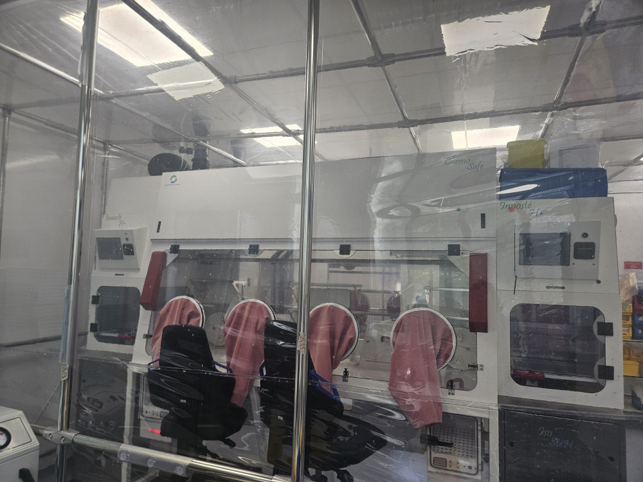 Stériroom Eurobioconcept – Salle propre modulaire ISO 8 – 4 postes de travail / 2 isolateurs – Image 5