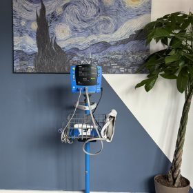 Moniteur de Signes Vitaux GE DINAMAP V100 sur statif + Thermomètre Genius 3 – Révisé