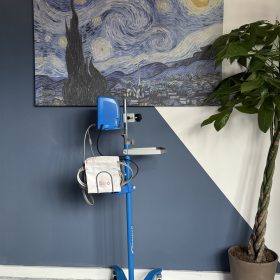 Moniteur de Signes Vitaux GE DINAMAP V100 sur statif + Thermomètre Genius 3 - Révisé - image 2